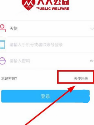 漓江竹筏密密麻麻 网友：像赤壁之战
